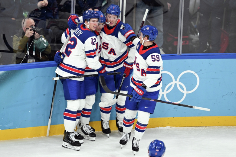 Игроки сборной США радуются заброшенной шайбе