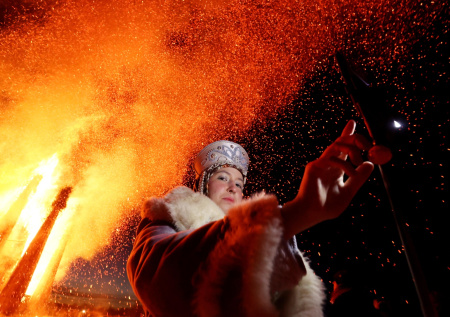 На границе с Китаем сожгли гигантское чучело