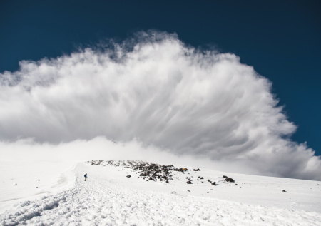 Появилось видео лавины, накрывшей горнолыжный курорт на Эльбрусе