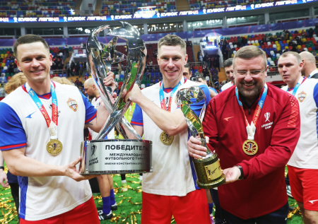 Дерби ЦСКА и «Спартака» в финале Кубка Легенд: лучшие фото турнира