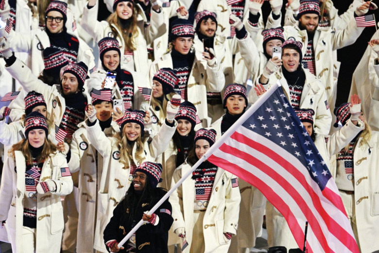 Спортсмены сборной США во время парада атлетов на церемонии открытия XXV зимних Олимпийских игр