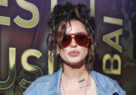 «Захват» поселка, бездетность, скандал из-за СВО: где сейчас певица Zivert