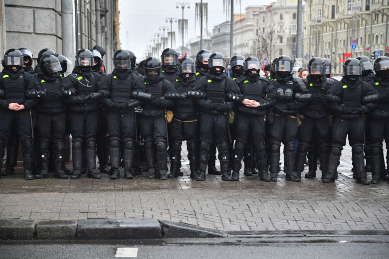 Полицейские на акции протеста пенсионеров «Марш мудрости» в Минске