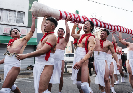 «Голый фестиваль» в Японии обернулся жертвами из-за давки