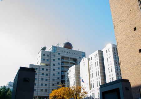 В Южной Корее напряглись из-за надписи на баннере российского посольства