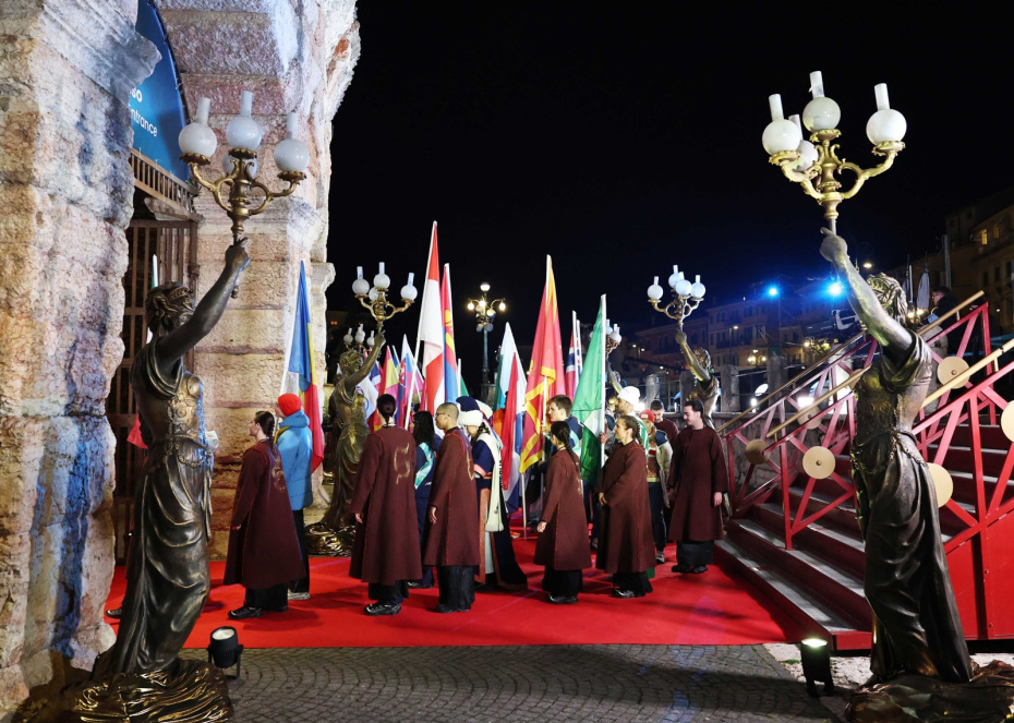 Знаменосцы входят на арену во время церемонии закрытия зимних Олимпийских игр — 2026