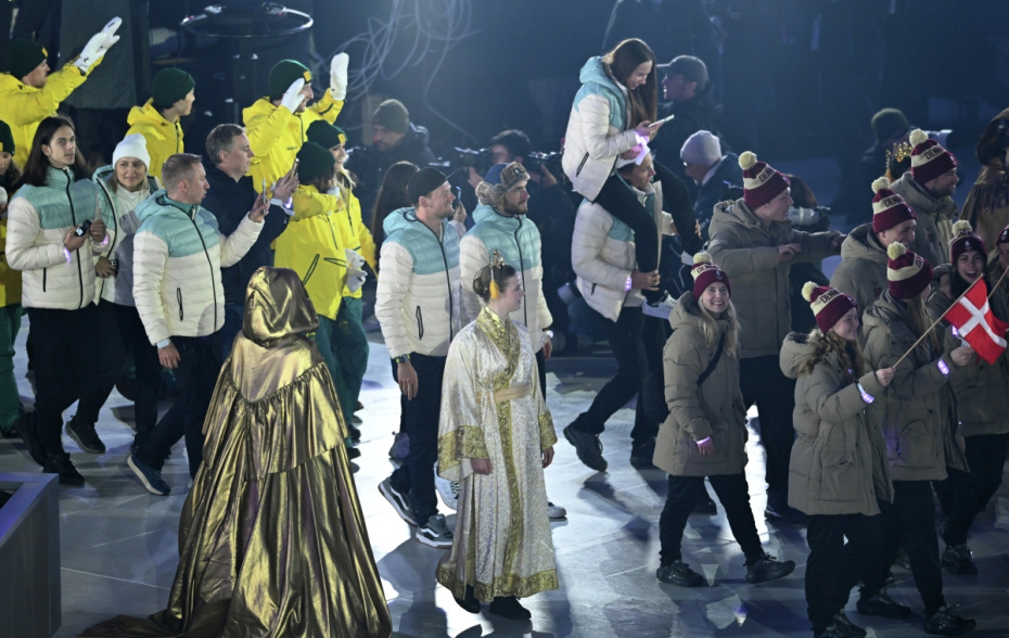 Савелий Коростелев пронес на плечах Дарью Непряеву во время традиционного парада олимпийцев