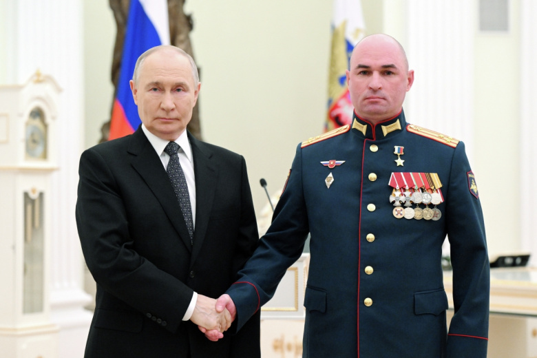 Владимир Путин и командир 127-й мотострелковой дивизии Восточного военного округа полковник Вячеслав Веденин