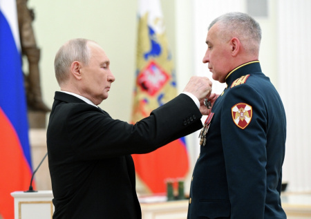 Путин вручил награды участникам СВО