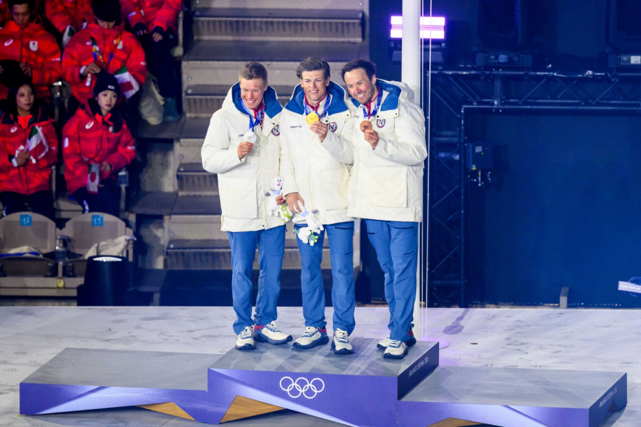 Награждение призеров мужского масс-старта на 50 км классическим стилем в рамках церемонии закрытия XXV зимних Олимпийских игр на исторической «Арене ди Верона» в Вероне. Мартин Левстрем Нюэнгет (Норвегия) — 2-е место, Йоханнес Клебо (Норвегия) — 1-е место, Эмиль Иверсен (Норвегия) — 3-е место