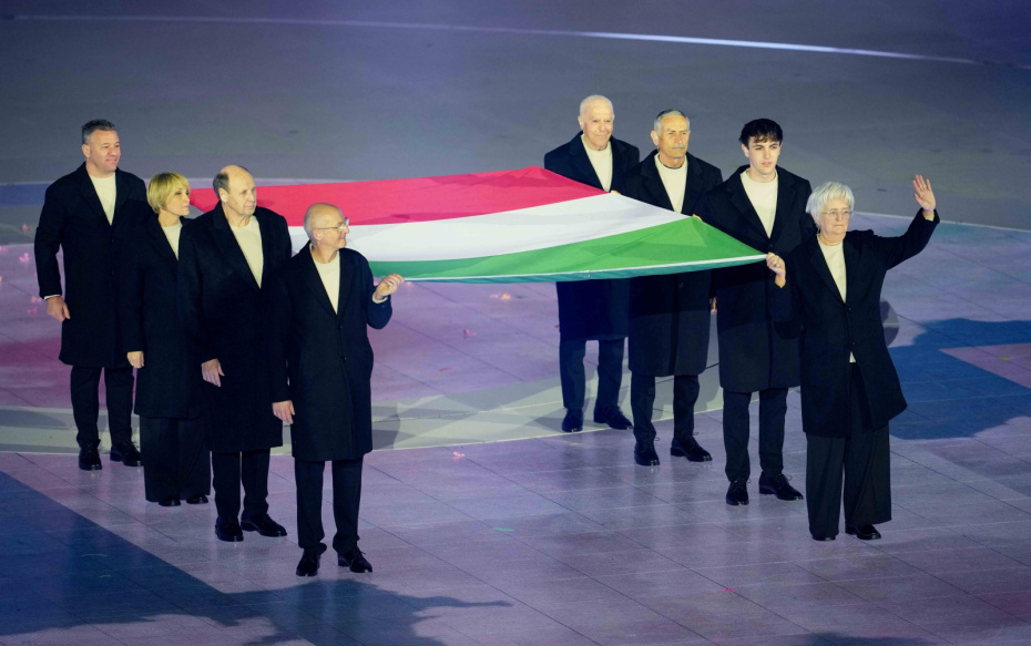 Национальный флаг Италии выносят на сцену жители городов-организаторов во время церемонии закрытия зимних Олимпийских игр 2026 года