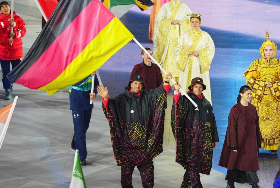 Тобиас Вендль (в центре слева) и Тобиас Арльт (в центре справа, санный спорт) на церемонии закрытия XXV зимних Олимпийских игр