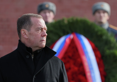 Медведев возложил цветы у Могилы Неизвестного Солдата