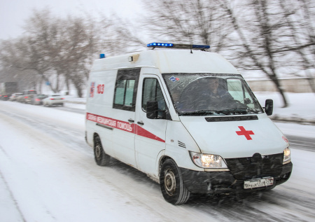 Мужчина решил спуститься с девятого этажа по простыням и разбился