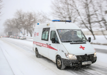 Ледяные глыбы обрушились на машины в Москве