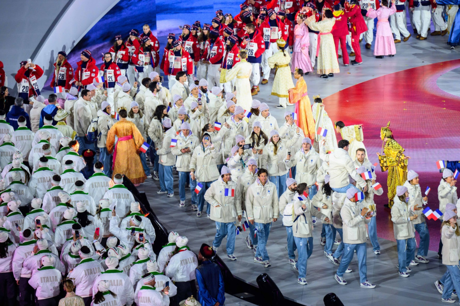 Спортсмены Италии, Франции и США во время церемонии закрытия зимних Олимпийских игр 2026 года в Вероне