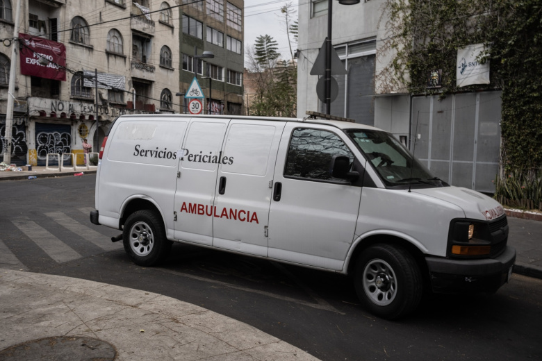 Судебно-медицинская машина скорой помощи, в которой, по неофициальным сообщениям, могут находиться останки Немесио Осегеры Сервантеса, известного как Эль Менчо