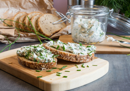 Смешала творог с паприкой — вышла обалденная венгерская намазка: нежная, ароматная, на завтрак улетает первой