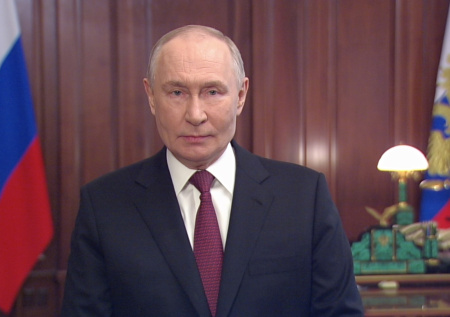 «Символ народной любви»: Путин поздравил россиян с Днем защитника Отечества