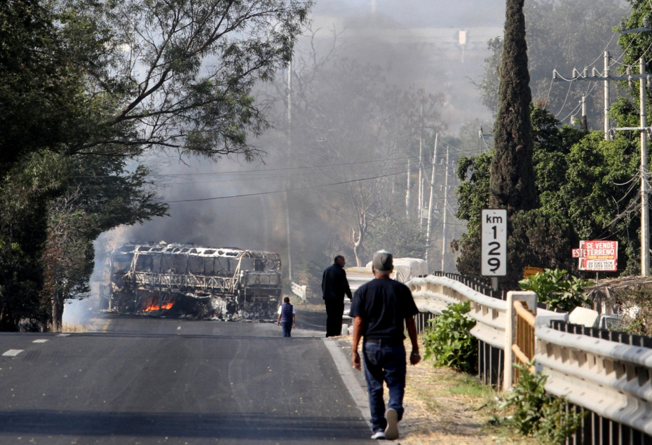 Сгоревший автобус на улице в Гвадалахаре, столице штата Халиско