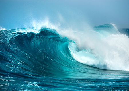 В Сочи мощная волна разбила окна ресторана и смыла посетителей