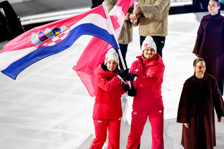Тена Хаджич и Марко Скендер из Хорватии во время церемонии закрытия зимних Олимпийских игр — 2026