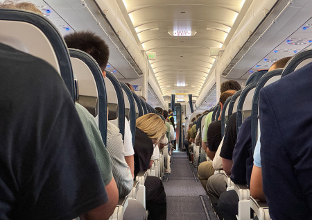 Летевший из Владивостока в Хабаровск самолет совершил экстренную посадку