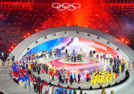 Древний амфитеатр, балет и россияне: кадры закрытия Олимпиады-2026 в Милане