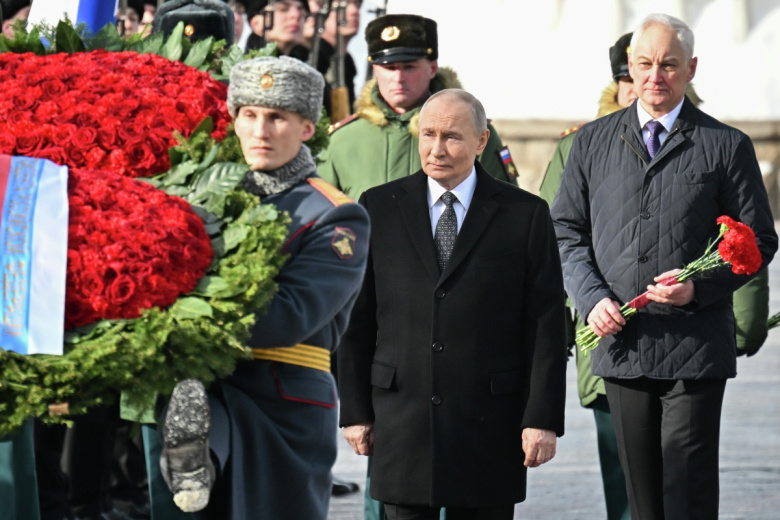 Владимир Путин на церемонии возложения цветов к Могиле Неизвестного Солдата в Александровском саду у Кремлевской стены в День защитника Отечества. Справа — министр обороны РФ Андрей Белоусов