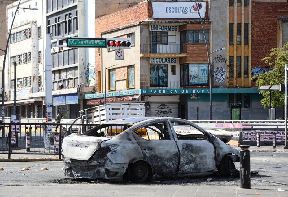 Сгоревший автомобиль на улице в Гвадалахаре, столице штата Халиско, Мексика