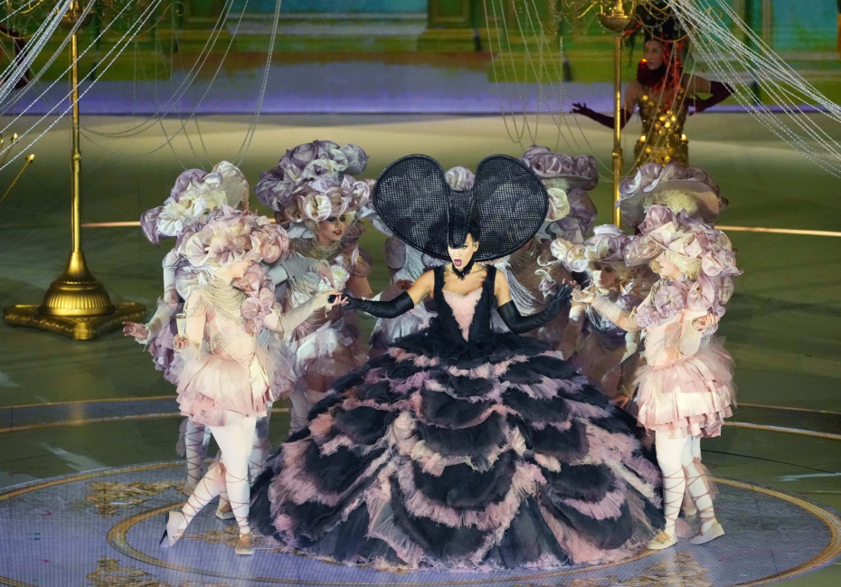 Актеры выступают во время церемонии закрытия зимних Олимпийских игр — 2026