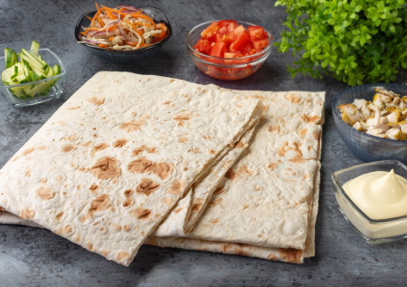 Лаваш больше не порвется при сворачивании — простой кухонный приём, который спасет домашнюю шаурму и рулеты