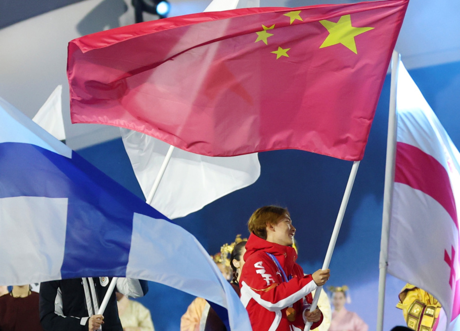 Су Имин из Китая участвует в параде во время церемонии закрытия зимних Олимпийских игр 2026 года