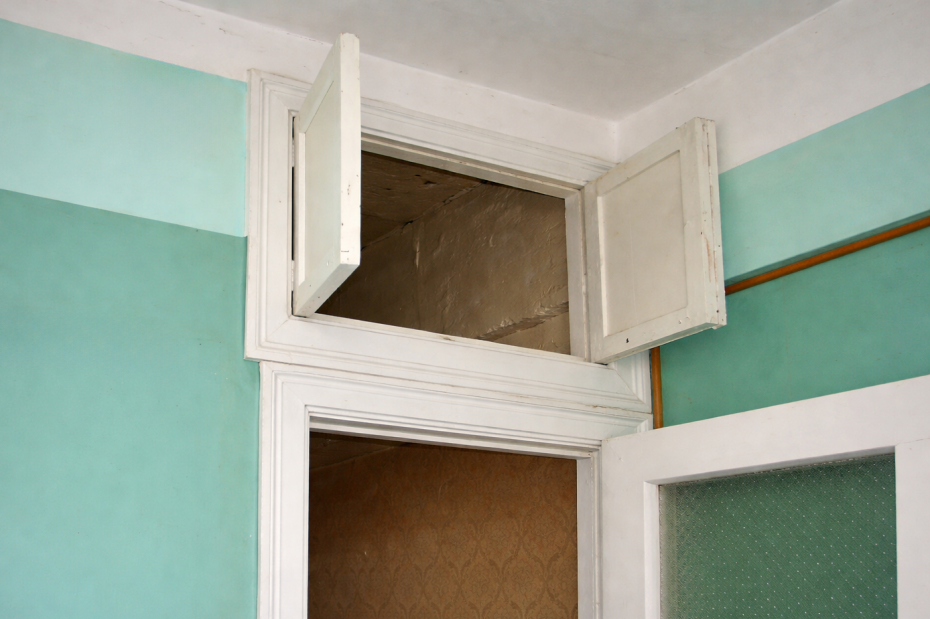 Антресоль в советской квартире в представлении ИИ