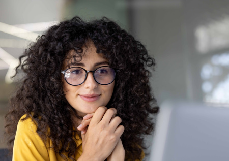 Стилист рассказал, как правильно ухаживать за кудрявыми волосами