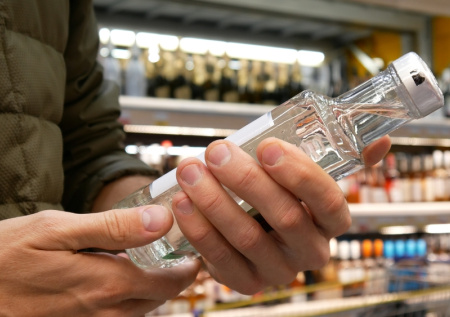 Нарколог объяснил, как алкоголь влияет на психику людей в морозы