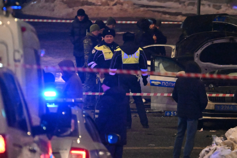 Обстановка на месте взрыва служебного автомобиля Госавтоинспекции на площади Савеловского вокзала