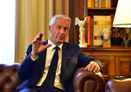 Подозреваемый в связях с Эпштейном политик пытался совершить суицид