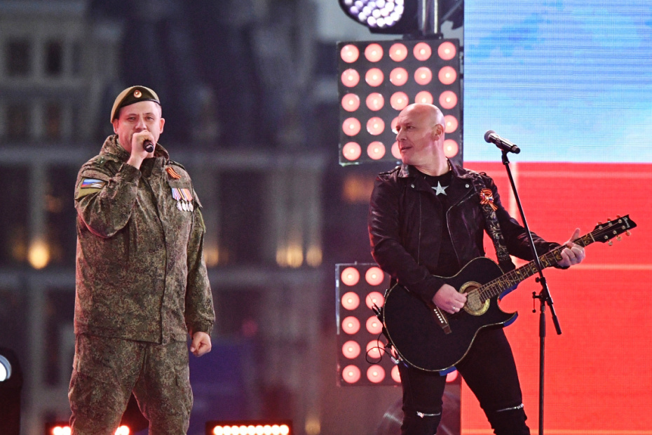 Денис Майданов (справа) и Роман Разум выступают на митинге-концерте в поддержку присоединения к России ЛНР, ДНР, Херсонской и Запорожской областей, 2022 год