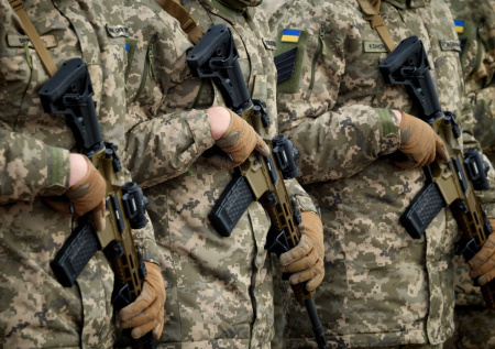 Военэксперт раскрыл, в какие махинации с наемниками играет Киев