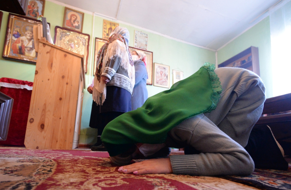 Верующие во время Божественной литургии в день Лазаревой субботы в храме Святого Князя Даниила Московского в селе Бартат Красноярского края