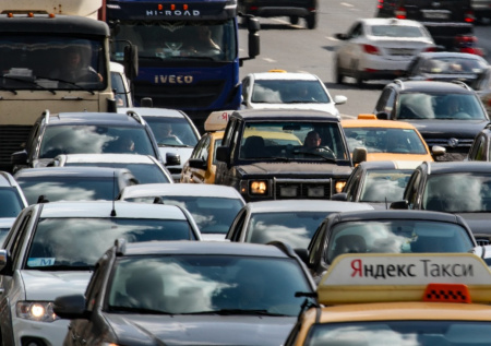 Многокилометровая пробка сковала КАД после массовой аварии