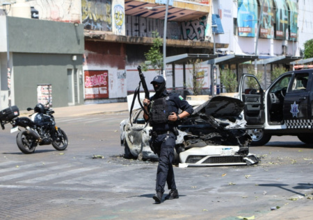 «Выкидывают из машин и жгут»: петербуржец рассказал о бунте в Мексике