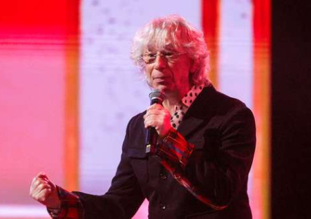 Десятки штрафов, позднее отцовство, скандалы: как живет Аркадий Укупник