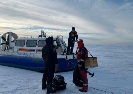 Спасатели вывезли на берег застрявших на льду Финского залива рыбаков