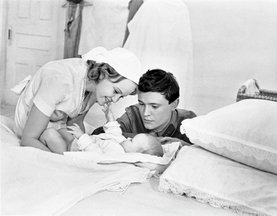 Кадр из фильма «... А зори здесь тихие». В роли Риты Осяниной — актриса Ирина Шевчук, в роли мужа — актер Борис Токарев