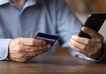 Экономист предостерег россиян от хранения средств на банковских картах