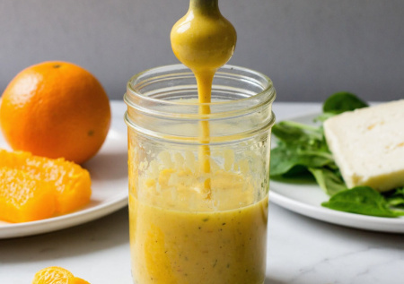 Бросаю апельсин в блендер вместе с кожурой — заправка для сырных тарелок и салатов готова за минуту. Заменит и масло, и майонез