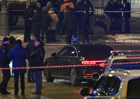 Люди несут цветы к месту гибели полицейского у Савеловского вокзала Москвы