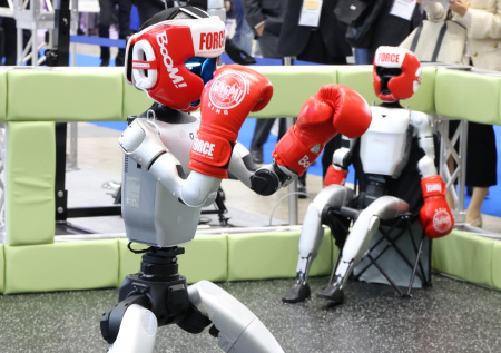 Роботы-гуманоиды вышли к храму в Пекине, устроили кунг-фу и попали на видео